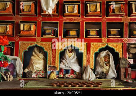 Sacre scritture dietro piccole statue di Buddha sullo scaffale nella biblioteca di un monastero buddista a Zanskar, Ladakh, Jammu e Kashmir, India. (Foto di Creative Touch Imaging Ltd./NurPhoto) Foto Stock