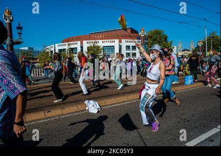 Manifestanti il 19th settembre 2020 ad Amsterdam, Paesi Bassi. Durante tutto il mese, il gruppo di attivisti climatici Extinction Rebellion nei Paesi Bassi ha pianificato una nuova campagna, con il nome di 'rivolta di settembre' per attirare l'attenzione sulla crisi climatica ed ecologica. Al Museumplein, ad Amsterdam, centinaia di attivisti della XR hanno ballato per chiedere azioni contro il cambiamento climatico in ciò che i manifestanti hanno definito ''disco-pubblico civile''. Gli attivisti sventolarono le bandiere e ballarono in canzoni tra cui l'hit del 1977 di Bee Gees, Stayin' Alive. Dopo la Museumplein gli attivisti si sono bloccati per alcuni minuti uno dei più Foto Stock