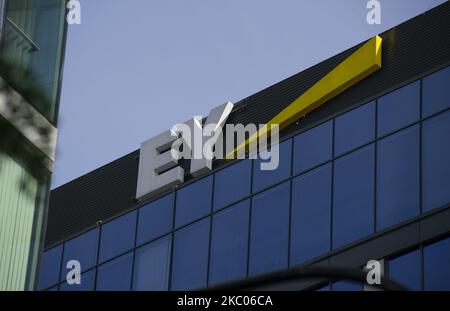 Il segno Ernst & Young è stato visto il 19 settembre 2020 a Varsavia, Polonia. (Foto Illustrazione di Aleksander Kalka/NurPhoto) Foto Stock