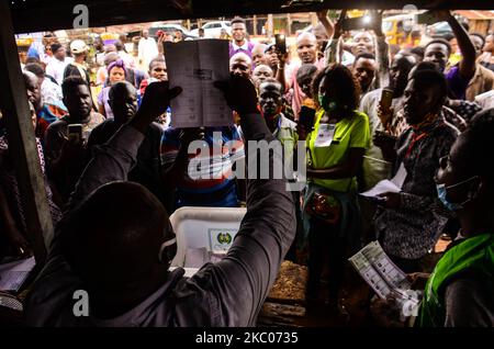 I funzionari contano i voti davanti agli elettori durante le elezioni del governatorato a Benin City, Stato Edo. Mentre gli elettori si sono riuniti per i sondaggi nello Stato Edo, il governatore in carica Godwin Obaseki del Partito democratico popolare (PDP) per un secondo mandato, in mezzo alla pandemia COVID-19. (Foto di Olukayode Jaiyeola/NurPhoto) Foto Stock