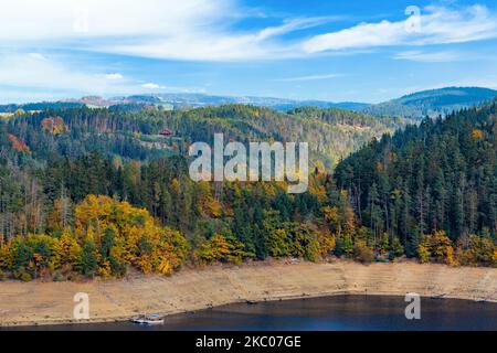 Riva del fiume di Moldava. Paesaggio autunnale. Repubblica Ceca del Sud. Foto Stock