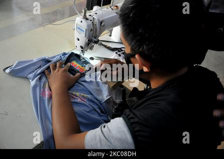 Gli operai della moda fanno la maglia ciclistica (magliette ciclabili) per i messaggi dei compratori che sono finiti 2 ore in una camicia con un disegno secondo il compratore al negozio di movimento di velocità, Bandung, Java occidentale, il 19 settembre 2020. La maglia Speed è un prodotto domestico SME che fornisce abbigliamento sportivo di alta qualità esportato in diversi paesi, tra cui Singapore, Malesia e Australia. (Foto di Dasril Roszandi/NurPhoto) Foto Stock