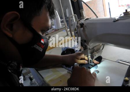 Gli operai della moda fanno la maglia ciclistica (magliette ciclabili) per i messaggi dei compratori che sono finiti 2 ore in una camicia con un disegno secondo il compratore al negozio di movimento di velocità, Bandung, Java occidentale, il 19 settembre 2020. La maglia Speed è un prodotto domestico SME che fornisce abbigliamento sportivo di alta qualità esportato in diversi paesi, tra cui Singapore, Malesia e Australia. (Foto di Dasril Roszandi/NurPhoto) Foto Stock