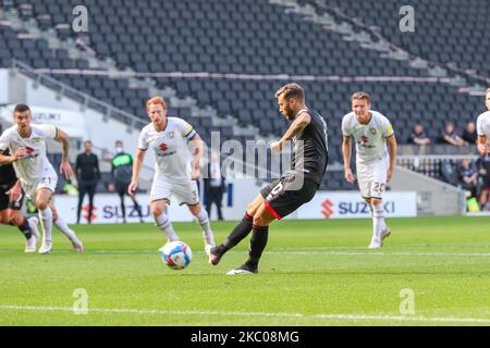 Jorge Grant segna dal punto di penalità per Lincoln City, per prendere il comando per farlo 1 - 0 contro Milton Keynes Dons, durante la partita della Sky Bet League 1 tra MK Dons e Lincoln City allo Stadio MK, Milton Keynes, Inghilterra, il 19 settembre 2020. (Foto di John Cripps/MI News/NurPhoto) Foto Stock