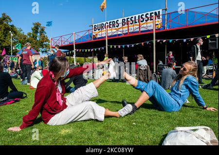 La gente sta ascoltando i colloqui sul clima seduti sull'erba, durante il campo della ribellione d'estinzione situato al Museumplein, ad Amsterdam, il 19th settembre 2020. (Foto di Romy Arroyo Fernandez/NurPhoto) Foto Stock