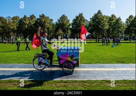 Un attivista della XR sta guidando una bicicletta con il logo XR, durante il campo di rivolta dell'estinzione situato presso il Museumplein, ad Amsterdam, il 19th settembre 2020. (Foto di Romy Arroyo Fernandez/NurPhoto) Foto Stock