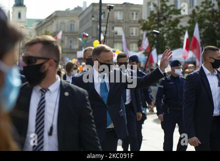 Il Presidente della Polonia Andrzej Duda indossa una maschera protettiva che si tesse ai suoi sostenitori durante una marcia a favore della vita il 20 settembre 2020 a Varsavia, Polonia. Diverse migliaia di persone hanno partecipato a una marcia pro life sotto lo slogan ''insieme difendiamo la famiglia'', per dimostrare contro l'aborto e per difendere i valori familiari e cattolici in risposta alle ultime azioni di disobbedienza civile da parte degli attivisti LGBT e di sinistra. La manifestazione ha anche visto la partecipazione del presidente polacco Andrzej Duda. (Foto di Aleksander Kalka/NurPhoto) Foto Stock