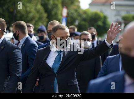 Il Presidente della Polonia Andrzej Duda indossa una maschera protettiva che si tesse ai suoi sostenitori durante un marchon pro-life 20 settembre 2020 a Varsavia, Polonia. Diverse migliaia di persone hanno partecipato a una marcia pro life sotto lo slogan ''insieme difendiamo la famiglia'', per dimostrare contro l'aborto e per difendere i valori familiari e cattolici in risposta alle ultime azioni di disobbedienza civile da parte degli attivisti LGBT e di sinistra. La manifestazione ha anche visto la partecipazione del presidente polacco Andrzej Duda. (Foto di Aleksander Kalka/NurPhoto) Foto Stock