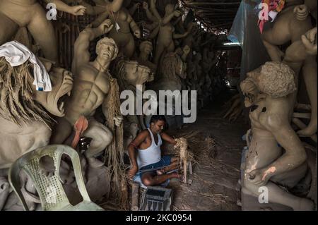 L'epidemia di coronavirus colpisce il più grande festival del Bengalis Durga Puja. Una piccola comunità di vasai visse a Tehatta, in India, il 20 settembre 2020. Come ogni anno, anche quest'anno hanno pianificato di produrre Durga idol, questi preparativi iniziano dalla fine di marzo di ogni anno. Quest'anno hanno ricevuto molto meno ordini o prenotazioni a causa della pandemia COVID-19. Dalla realizzazione di Durga Idol, guadagnano quasi tutto l'anno. (Foto di Soumyabrata Roy/NurPhoto) Foto Stock