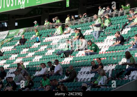 I sostenitori di VfL Wolfsburg sono visti negli stand precedenti alla partita della Bundesliga tra VfL Wolfsburg e Bayer 04 Leverkusen alla Volkswagen Arena il 20 settembre 2020 a Wolfsburg, Germania (Foto di Peter Niedung/NurPhoto) Foto Stock