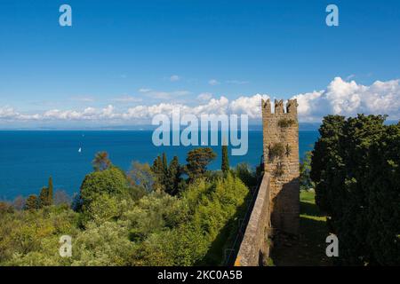 Parte delle mura difensive del 7th ° secolo della città costiera di Pirano in Slovenia. Fa parte della terza parete Foto Stock