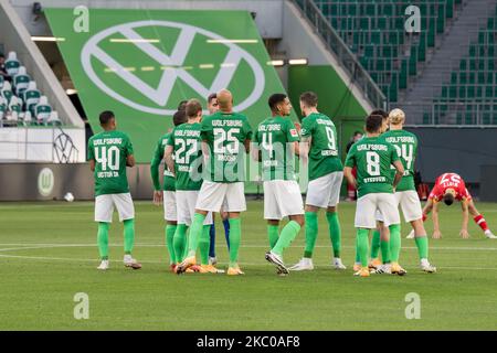 I giocatori di VFL Wolfsburg hanno preceduto la partita della Bundesliga tra VfL Wolfsburg e Bayer 04 Leverkusen alla Volkswagen Arena il 20 settembre 2020 a Wolfsburg, Germania. (Foto di Peter Niedung/NurPhoto) Foto Stock