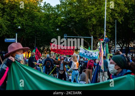 Migliaia di attivisti della ribellione di estinzione hanno bloccato la strada principale del distretto finanziario durante un atto di pacifica disobbedienza civile, ad Amsterdam, nei Paesi Bassi, il 21 settembre 2020. (Foto di Romy Arroyo Fernandez/NurPhoto) Foto Stock