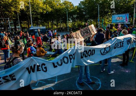 Migliaia di attivisti della ribellione di estinzione hanno bloccato la strada principale del distretto finanziario durante un atto di pacifica disobbedienza civile, ad Amsterdam, nei Paesi Bassi, il 21 settembre 2020. (Foto di Romy Arroyo Fernandez/NurPhoto) Foto Stock