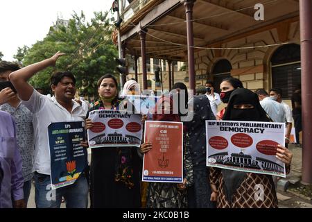 Le donne hanno visto in mano cartelloni e slogan grida durante un'agitazione da parte del congresso dei giovani di fronte a Raj Bhavan, a Kolkata, in India, il 21 settembre 2020. (Foto di Sukhomoy Sen/NurPhoto) Foto Stock