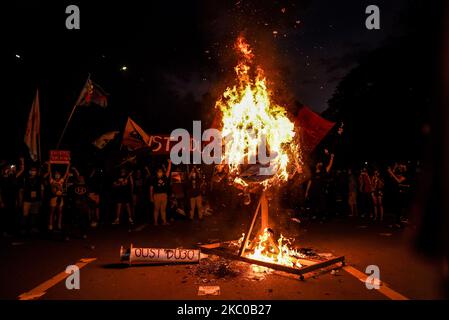 Gli attivisti sollevano i loro pugni chiusi come un effigero ritratto del presidente filippino Rodrigo Duterte come un virus è bruciato durante una protesta il 48th ° anniversario della dichiarazione di legge marziale nelle Filippine, a Quezon City, Filippine il 21 settembre 2020.(Foto di Lisa Marie David/NurPhoto) Foto Stock