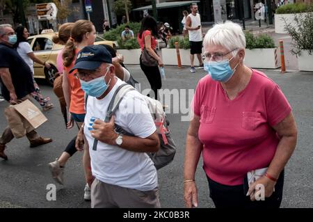 Con le nuove misure dovute al Coronavirus (Covid-19), il governo si sta muovendo per le prossime due settimane per la prefettura di Attica ad Atene, in Grecia, il 21 settembre 2020. Le misure riguardano la riduzione del numero di persone che si riuniscono, dei lavoratori e dei gruppi vulnerabili. (Foto di Nikolas Kokovlis/NurPhoto) Foto Stock