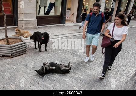 Con le nuove misure dovute al Coronavirus (Covid-19), il governo si sta muovendo per le prossime due settimane per la prefettura di Attica ad Atene, in Grecia, il 21 settembre 2020. Le misure riguardano la riduzione del numero di persone che si riuniscono, dei lavoratori e dei gruppi vulnerabili. (Foto di Nikolas Kokovlis/NurPhoto) Foto Stock