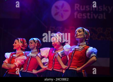 I ballerini del gruppo PULS, il Dukla Ukrainian Song and Dance Ensemble, un gruppo folk professionista di Presov si esibiscono durante il Rusinski Festival 2020 nell'anfiteatro di Svidnik. Sabato 19 settembre 2020, a Svidnik, nella regione di Presov, Slovacchia. (Foto di Artur Widak/NurPhoto) Foto Stock