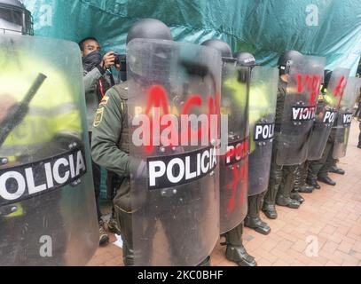 Gli scudi degli ufficiali di polizia spruzzati nella protesta contro la polizia nazionale e altre politiche del governo della Colombia (Foto di Daniel Garzon Herazo/NurPhoto) Foto Stock