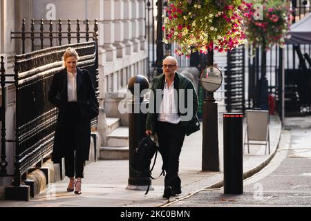 I consiglieri speciali Dominic Cummings (r) e Cleo Watson (l) arrivano a Downing Street prima della riunione settimanale del gabinetto (attualmente in corso presso l'Ufficio per gli esteri, il Commonwealth e lo sviluppo, per scopi di distanziamento sociale) a Londra, in Inghilterra, il 22 settembre 2020. (Foto di David Cliff/NurPhoto) Foto Stock