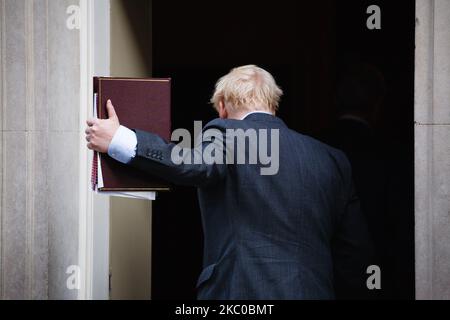 Il primo ministro Boris Johnson si lancia all'ingresso del 10 Downing Street dopo la riunione settimanale del gabinetto (attualmente in corso presso l'Ufficio per gli esteri, il Commonwealth e lo sviluppo, per scopi di distanziamento sociale) a Londra, in Inghilterra, il 22 settembre 2020. (Foto di David Cliff/NurPhoto) Foto Stock