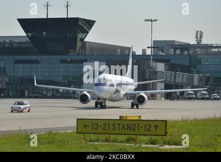 Fiat 126p polacca nei colori DEL LOTTO come auto 'Follow Me' per gli aerei Polish Airlines all'aeroporto Balice di Cracovia. L'evento è stato un tributo alla leggendaria macchina, il soprannome 'Maluch' che significa 'il piccolo' o 'toddler' la cui flotta ha lavorato negli aeroporti polacchi negli anni '70 e '80. Il 22 settembre 2020, a Cracovia, Polonia. (Foto di Artur Widak/NurPhoto) Foto Stock