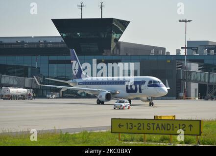 Fiat 126p polacca nei colori DEL LOTTO come auto 'Follow Me' per gli aerei Polish Airlines all'aeroporto Balice di Cracovia. L'evento è stato un tributo alla leggendaria macchina, il soprannome 'Maluch' che significa 'il piccolo' o 'toddler' la cui flotta ha lavorato negli aeroporti polacchi negli anni '70 e '80. Il 22 settembre 2020, a Cracovia, Polonia. (Foto di Artur Widak/NurPhoto) Foto Stock