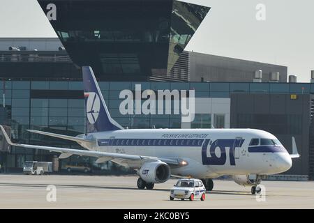 Fiat 126p polacca nei colori DEL LOTTO come auto 'Follow Me' per gli aerei Polish Airlines all'aeroporto Balice di Cracovia. L'evento è stato un tributo alla leggendaria macchina, il soprannome 'Maluch' che significa 'il piccolo' o 'toddler' la cui flotta ha lavorato negli aeroporti polacchi negli anni '70 e '80. Il 22 settembre 2020, a Cracovia, Polonia. (Foto di Artur Widak/NurPhoto) Foto Stock