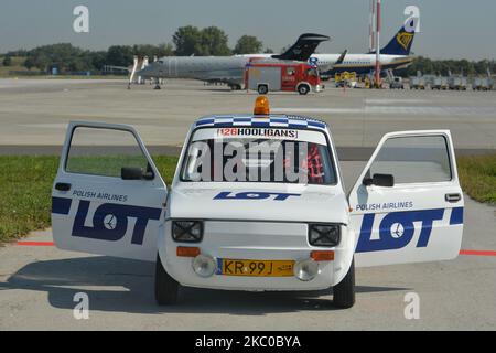 Fiat 126p polacca nei colori DEL LOTTO come auto 'Follow Me' per gli aerei Polish Airlines all'aeroporto Balice di Cracovia. L'evento è stato un tributo alla leggendaria macchina, il soprannome 'Maluch' che significa 'il piccolo' o 'toddler' la cui flotta ha lavorato negli aeroporti polacchi negli anni '70 e '80. Il 22 settembre 2020, a Cracovia, Polonia. (Foto di Artur Widak/NurPhoto) Foto Stock