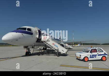 Fiat 126p polacca nei colori DEL LOTTO come auto 'Follow Me' per gli aerei Polish Airlines all'aeroporto Balice di Cracovia. L'evento è stato un tributo alla leggendaria macchina, il soprannome 'Maluch' che significa 'il piccolo' o 'toddler' la cui flotta ha lavorato negli aeroporti polacchi negli anni '70 e '80. Il 22 settembre 2020, a Cracovia, Polonia. (Foto di Artur Widak/NurPhoto) Foto Stock