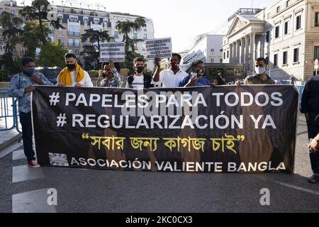 I collettivi migranti protestano per chiedere una massiccia regolarizzazione sotto lo slogan PAPELES PARA TODOS al Congresso dei deputati di Madrid, Spagna, il 22 settembre 2020. (Foto di Oscar Gonzalez/NurPhoto) Foto Stock