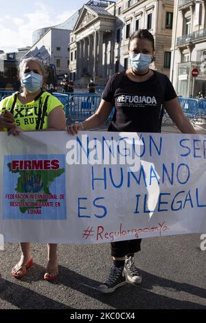 I collettivi migranti protestano per chiedere una massiccia regolarizzazione sotto lo slogan PAPELES PARA TODOS al Congresso dei deputati di Madrid, Spagna, il 22 settembre 2020. (Foto di Oscar Gonzalez/NurPhoto) Foto Stock