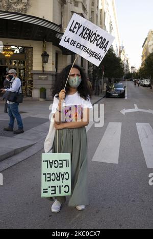 I collettivi migranti protestano per chiedere una massiccia regolarizzazione sotto lo slogan PAPELES PARA TODOS al Congresso dei deputati di Madrid, Spagna, il 22 settembre 2020. (Foto di Oscar Gonzalez/NurPhoto) Foto Stock