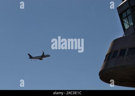 Barcellona, Spagna. 04th Nov 2022. Un aereo parte dall'aeroporto di Barcellona, El Prat, dopo la chiusura dello spazio aereo spagnolo a causa di un razzo cinese incontrollato che minacciava la sicurezza aerea per due ore. Questo ha causato diverse cancellazioni di volo e caos tra i passeggeri. (Foto di Ximena Borrazas/SOPA Images/Sipa USA) Credit: Sipa USA/Alamy Live News Foto Stock