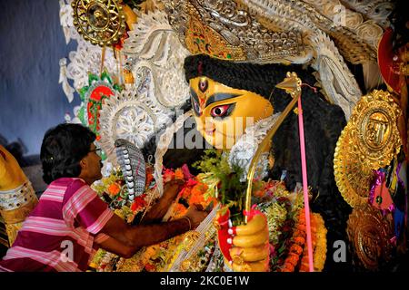 Bhadreswar, India. 03rd Nov 2022. Un devoto indù esegue il culto finale prima dell'immersione della dea indù jagadhatri come da mito e cultura tradizionale. Il jagadhatri Puja di 230 anni con il suo caratteristico 'devi-baran' - rituale Puja dell'ultimo giorno dove un uomo si veste da donna per il bene della salute, un partner di vita adatto, e il benessere della loro famiglia come da mito e cultura tradizionali. Lo stesso giorno si svolge l'immersione della dea. (Foto di Avishek Das/SOPA Images/Sipa USA) Credit: Sipa USA/Alamy Live News Foto Stock