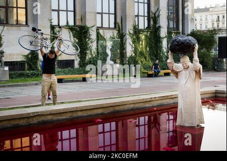 La scultura chiamata "Poisoned Well", di Jerzy Kalina, di fronte al Museo Nazionale di Varsavia. Una risposta polacca alla scultura di Maurizio Cattelan "la nona ora" (il 20th° anniversario della sua presentazione in Polonia) che ha raffigurato Giovanni Paolo II colpito con una metafora. Varsavia, Polonia, il 23 settembre 2020. (Foto di Piotr Lapinski/NurPhoto) Foto Stock