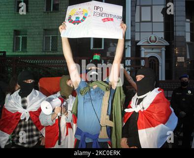 I bielorussi che vivono in Ucraina e gli attivisti ucraini che li sostengono partecipano a una protesta chiamata "il dittatore non è il presidente" contro l'insediamento del presidente bielorusso Alexander Lukashenko presso l'ambasciata bielorussa a Kyiv, Ucraina, il 23 settembre 2020. Alexander Lukashenko è stato inaugurato il 23 settembre 2020 a Minsk come presidente della Bielorussia, in mezzo alle proteste dell'opposizione bielorussa contro i risultati delle elezioni presidenziali. (Foto di Str/NurPhoto) Foto Stock