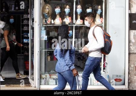 Un uomo con una maschera protettiva contro il coronavirus cammina per strada a Parigi, Francia il 24 settembre 2020. Secondo una fonte governativa, il governo francese dovrebbe svelare una nuova mappa delle regioni in cui la situazione del coronavirus si sta deteriorando, spianando la strada alle autorità locali per rendere più severe le restrizioni, in particolare a Parigi. (Foto di Mehdi Taamallah/NurPhoto) Foto Stock