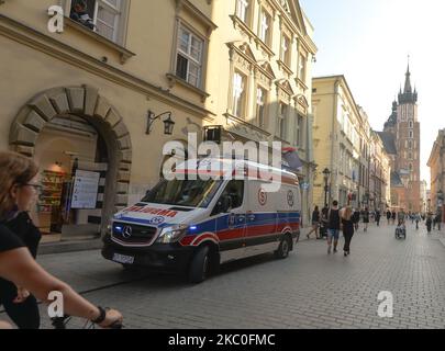 Un'ambulanza vista nel centro della città di Cracovia. Il numero di infetti dal COVID-19 continua a crescere in Polonia. Il Ministero della Salute ha riferito oggi 1.136 nuovi casi, un nuovo record giornaliero di nuovi casi e 25 morti. Giovedì 24 settembre 2020, a Cracovia, Polonia. (Foto di Artur Widak/NurPhoto) Foto Stock