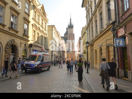 Un'ambulanza vista nel centro della città di Cracovia. Il numero di infetti dal COVID-19 continua a crescere in Polonia. Il Ministero della Salute ha riferito oggi 1.136 nuovi casi, un nuovo record giornaliero di nuovi casi e 25 morti. Giovedì 24 settembre 2020, a Cracovia, Polonia. (Foto di Artur Widak/NurPhoto) Foto Stock