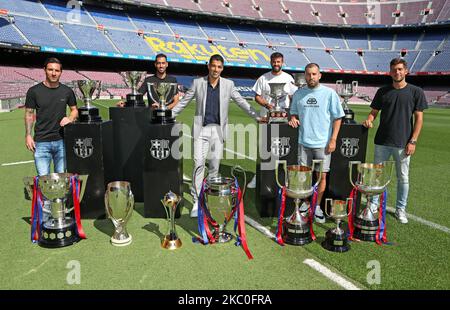 Luis Suarez, con Leo messi, Jordi Alba, Sergio Busquets, Sergi Roberto e Gerard Pique allo stadio Camp Nou con tutti i trofei che ha vinto durante le sue sei stagioni al FC Barcelona il 24th settembre 2020, a Barcellona, Spagna. (Foto di Urbanandsport/NurPhoto) Foto Stock