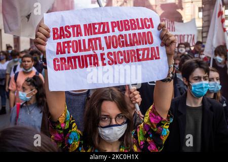 Gli studenti scendono contro il modo in cui il governo italiano ha gestito, con ritardi e fallimenti, la ripresa dell'anno scolastico 2020/2021, a seguito della sosta di sei mesi a causa del blocco per la pandemia COVID-19, il 25 settembre 2020 a Torino. (Foto di Mauro Ujetto/NurPhoto) Foto Stock