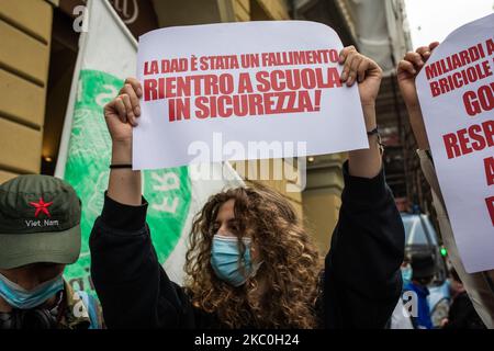 Gli studenti scendono contro il modo in cui il governo italiano ha gestito, con ritardi e fallimenti, la ripresa dell'anno scolastico 2020/2021, a seguito della sosta di sei mesi a causa del blocco per la pandemia COVID-19, il 25 settembre 2020 a Torino. (Foto di Mauro Ujetto/NurPhoto) Foto Stock