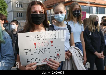 Giovani manifestanti con banner pro-clima sono stati visti a Danzica, Polonia, il 25 settembre 2020 diverse centinaia di bambini e giovani che indossavano maschere facciali a causa della pandemia del Covid-19, hanno partecipato a uno sciopero globale sul clima. Si oppongono alla passività dei governi mondiali di fronte alla crisi climatica. (Foto di Michal Fludra/NurPhoto) Foto Stock