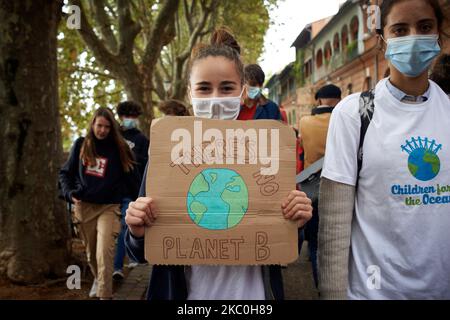 Una ragazza tiene un cartello che legge 'non c'è nessun pianeta B'. In seguito all'appello di Greta Thunberg per uno sciopero scolastico mondiale e del venerdì per il futuro, gli studenti e gli studenti delle scuole sono scesi nelle strade di Tolosa, in Francia, il 25th 2020 settembre per denunciare l'inazione dei governi nei confronti della crisi climatica. Denunciano inoltre la mancanza di azione contro la crisi ambientale. Sono state programmate dimostrazioni in più di 3.100 località in tutto il mondo. (Foto di Alain Pitton/NurPhoto) Foto Stock