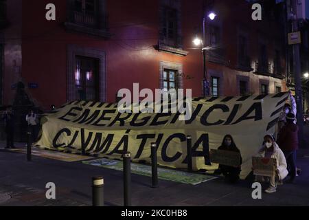 Membri del gruppo internazionale venerdì per il futuro, ha dimostrato con striscioni e spettacoli fuori dal Palazzo Nazionale prima e dopo il messaggio che il presidente del Messico, Andrés Manuel López Obrador, dirige ogni mattina. La mobilitazione si è svolta nell'ambito della Giornata mondiale d'azione per il clima. Il venerdì per il futuro è un movimento che si manifesta per chiedere ai governi nazionali e internazionali di intraprendere azioni urgenti per evitare una catastrofe ambientale derivante dal cambiamento climatico. L'organizzazione ha guadagnato slancio quando l'attivista svedese Greta Thunberg ha iniziato a dimostrare a fr Foto Stock