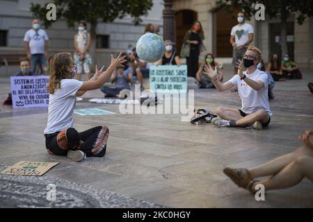 Due manifestanti giocano con una palla a forma di pianeta terra durante una concentrazione nel pacifico in Plaza del Carmen il 25 settembre 2020 a Granada, Spagna. In seguito alla richiesta di Greta Thunberg di uno sciopero scolastico mondiale e di "venerdì per il futuro”, studenti e studenti delle scuole sono scesi in strada per denunciare l'inazione dei governi verso la crisi climatica. Denunciano inoltre la mancanza di azione contro la crisi ambientale. Sono state programmate dimostrazioni in più di 3.100 località in tutto il mondo. (Foto di Fermin Rodriguez/NurPhoto) Foto Stock