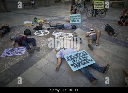 I manifestanti che si trovano sul pavimento con i segni che dicono “quando il permafrost si scioglie, gas serra, virus ... sono rilasciati.” durante una concentrazione nel pacifico in Plaza del Carmen il 25 settembre 2020 a Granada, Spagna. In seguito alla richiesta di Greta Thunberg di uno sciopero scolastico mondiale e di "venerdì per il futuro”, studenti e studenti delle scuole sono scesi in strada per denunciare l'inazione dei governi verso la crisi climatica. Denunciano inoltre la mancanza di azione contro la crisi ambientale. Sono state programmate dimostrazioni in più di 3.100 località in tutto il mondo. (Foto di Fermin Rodriguez/ Foto Stock