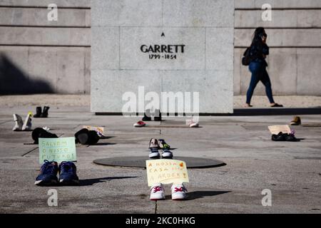 Mobilitazione generale sul clima organizzata dalle organizzazioni genitori per il futuro e Greve Climatica studente, quest'anno a causa del covid-19, ha chiesto alle persone di portare le scarpe, per essere presenti senza essere presenti, in modo che in seguito sarebbero stati donati ad alcune istituzioni di beneficenza. Il 25th settembre 2020 a Porto, Portogallo. (Foto di Rita Franca/NurPhoto) Foto Stock